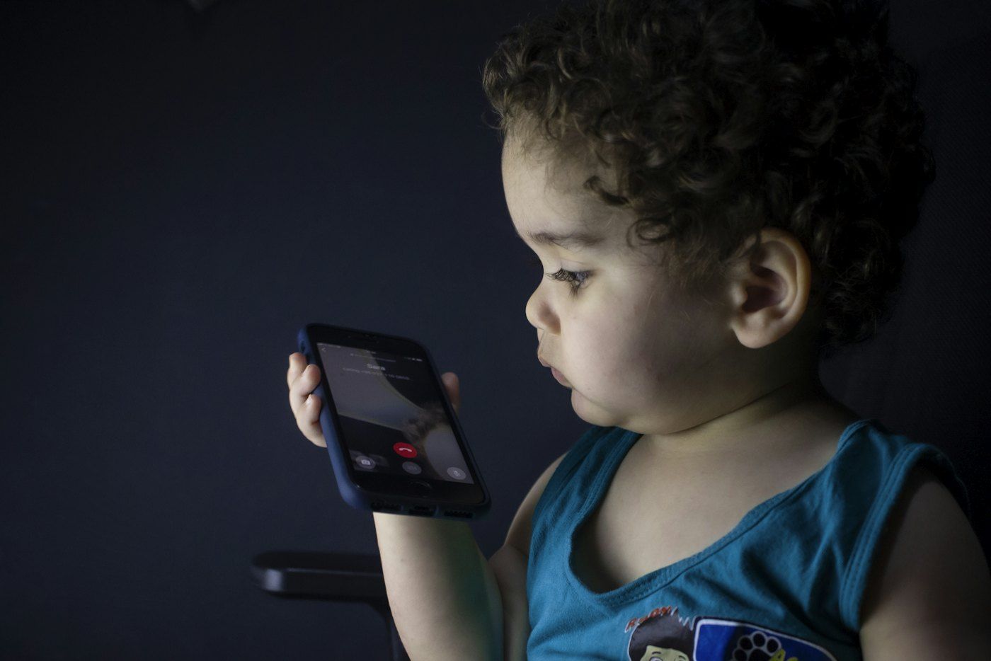 Un reloj para niños con GPS, botón de emergencia y videollamadas
